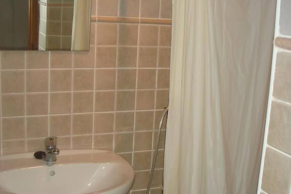 Tina con regadera, amenidades de baño gratuitas, secadora de cabello
