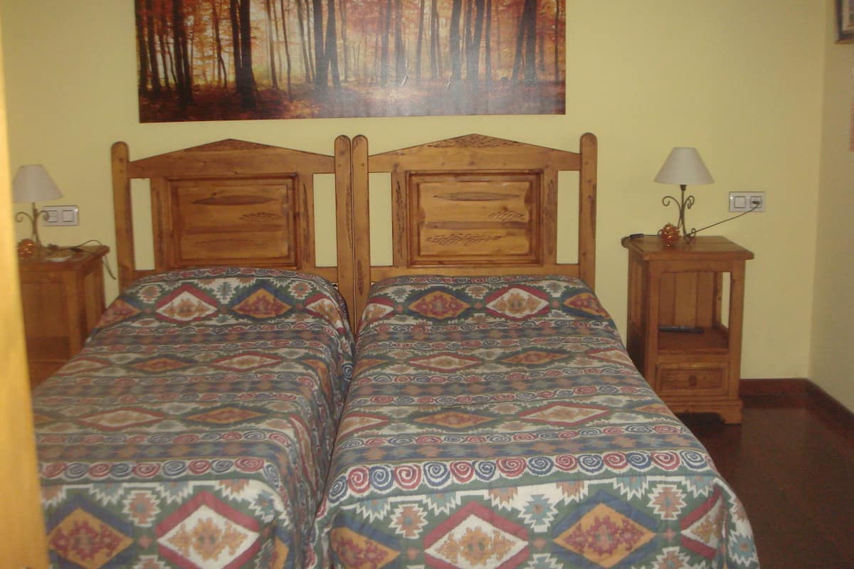 Habitación superior con 2 camas individuales | Cunas, wifi gratis y ropa de cama