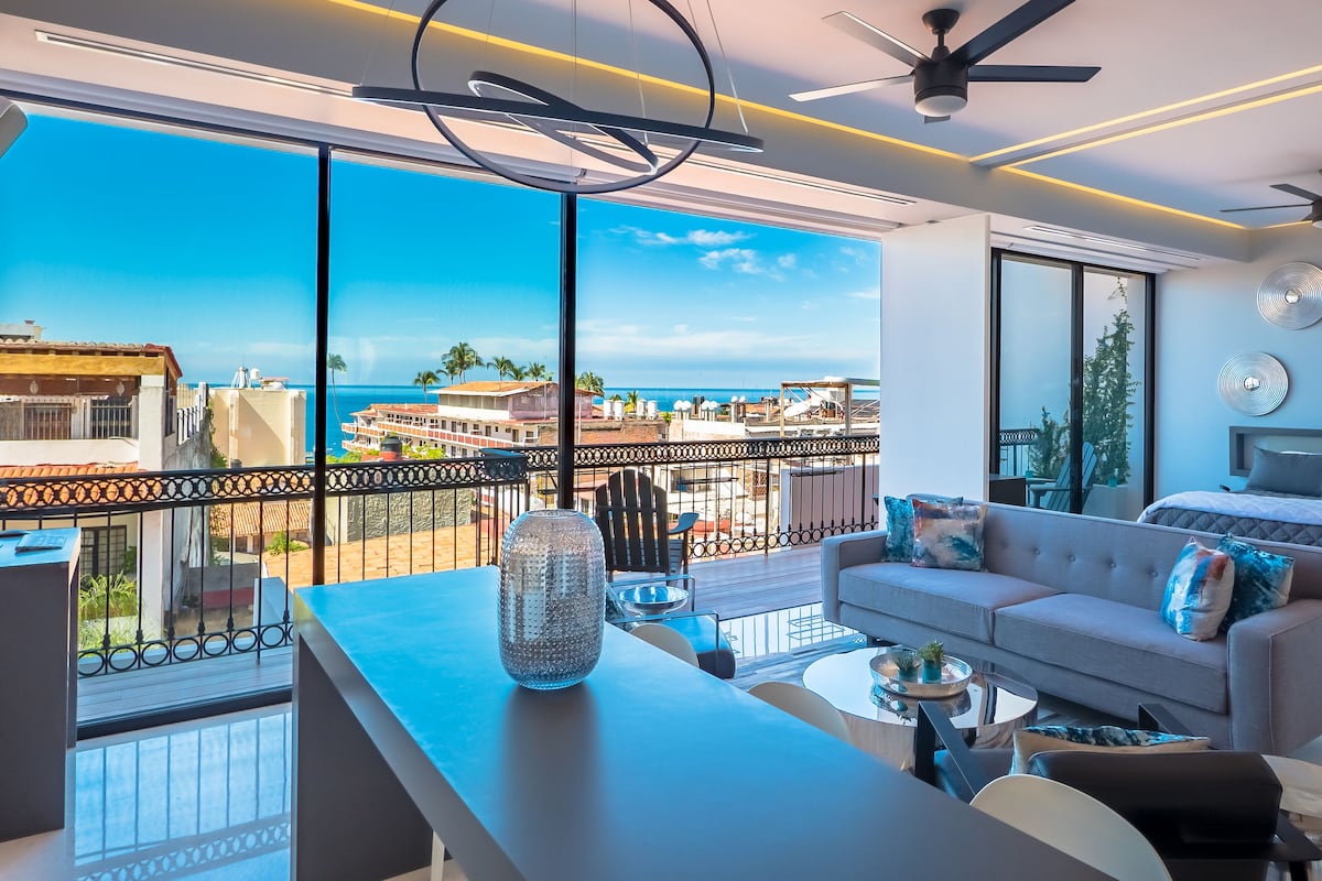 Appartamento Luxury, 2 camere da letto, vista oceano parziale | Area soggiorno | Smart TV