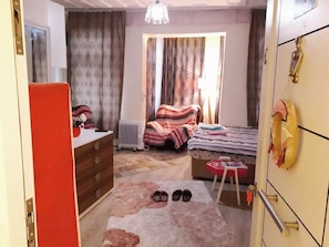 Familienapartment, 1 Schlafzimmer | Schreibtisch, Bügeleisen/Bügelbrett, Zustellbetten, kostenloses WLAN