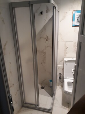 Shower, free toiletries, hair dryer, slippers - Loca Apart (Istanbul)