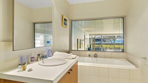 Shower, free toiletries