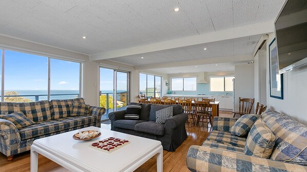 TV, fireplace, DVD player, books - Mirimar - Superb Ocean Views (Skenes Creek, Apollo Bay)
