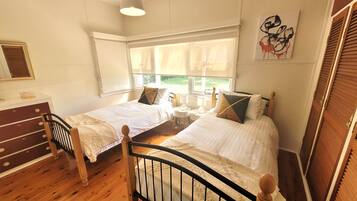 2 soverom, strykejern/-brett, internettilgang og sengetøy