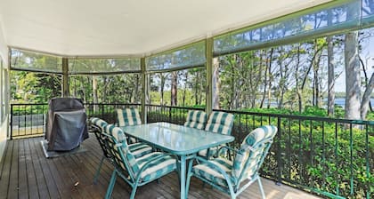 The Ideal Spot- Pet Friendly Waterfront with Retro Styling