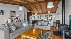 TV, fireplace, DVD player, music library - Cape Paradiso - Ocean At Your Doorstep, WIFI (Marengo)