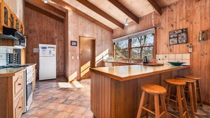 Jääkaappi, astianpesukone, leivänpaahdin