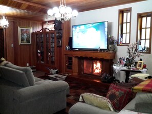 TV, lareira, DVD player