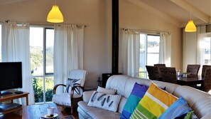 TV, fireplace, DVD player, music library - Marian's - Ocean Views & Easy Access To The Beach (Aireys Inlet)