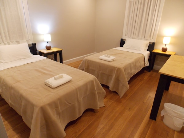 1 habitación, ropa de cama hipoalergénica y escritorio