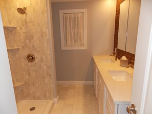 Chambre Confort double, 1 grand lit, non-fumeur | Salle de bain | Douche, articles de toilette (gratuits), serviettes fournies