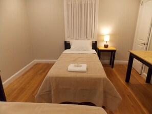 1 bedroom, hypo-allergenic bedding, desk, iron/ironing board - The House of CROY (Alexandria)