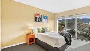 3 bedrooms, internet, bed sheets