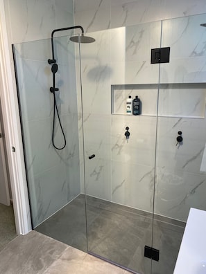 Combined shower/tub, jetted tub, hair dryer, towels