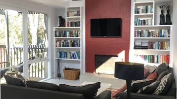 Älytelevisio, takka, DVD-soitin, leluja