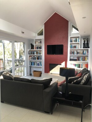 Smart-TV, Kamin, Kinderspielzeug, Bücher