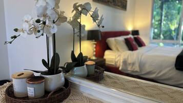 3 quartos, ferros/tábuas de passar roupa, berço de viagem