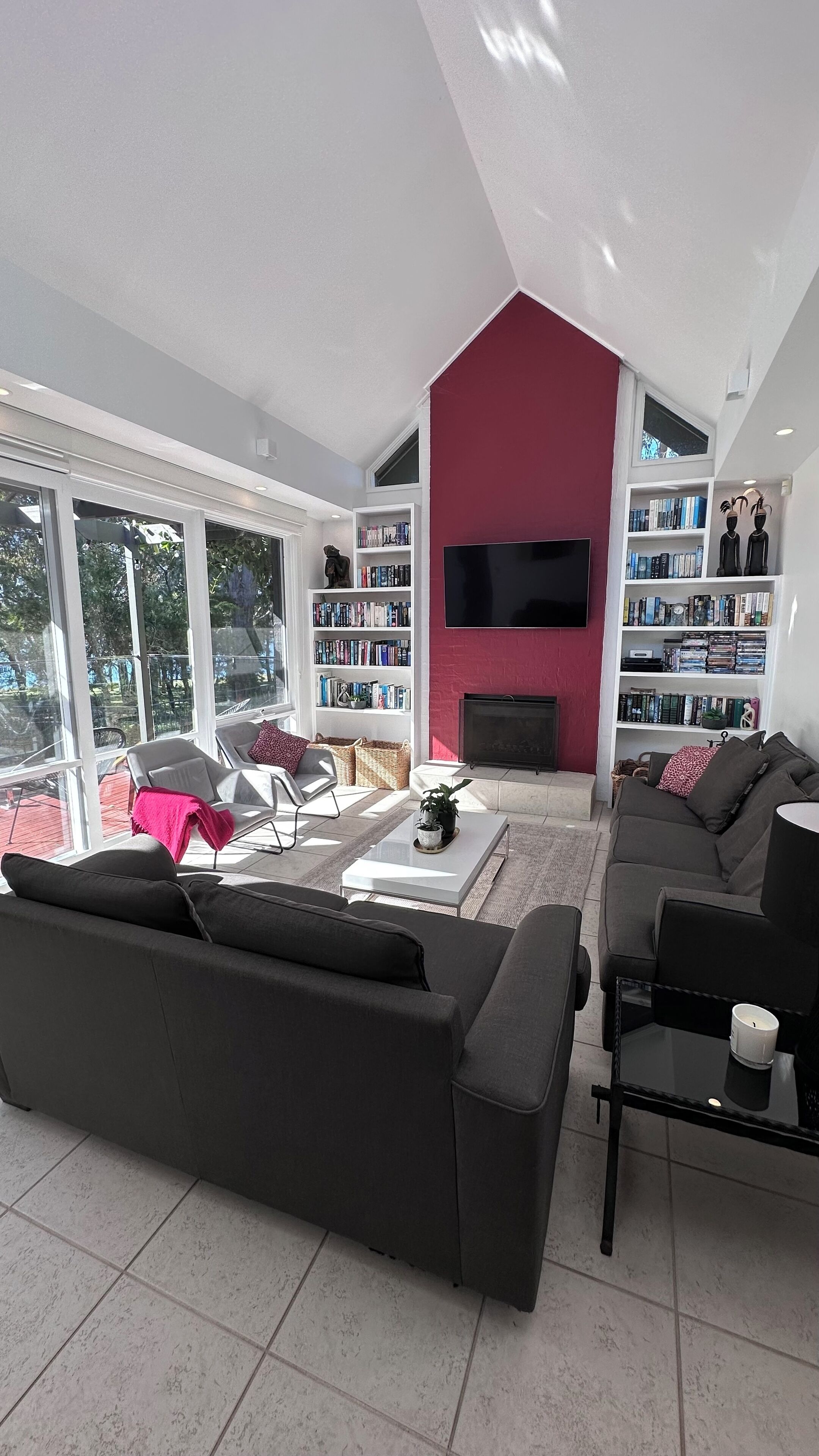 TV connectée, cheminée, lecteur de DVD, jouets