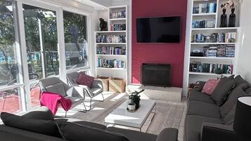 Una Smart TV, una chimenea, un reproductor de DVD, juguetes