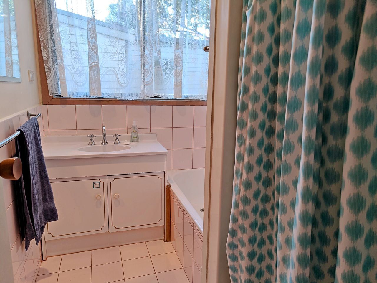 Une salle de bain avec un lavabo, un miroir et une baignoire.