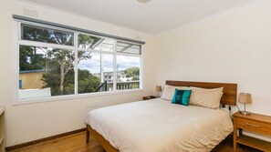 3 habitaciones y tabla de planchar con plancha