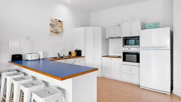 Coffee/tea maker, fridge, dishwasher, toaster