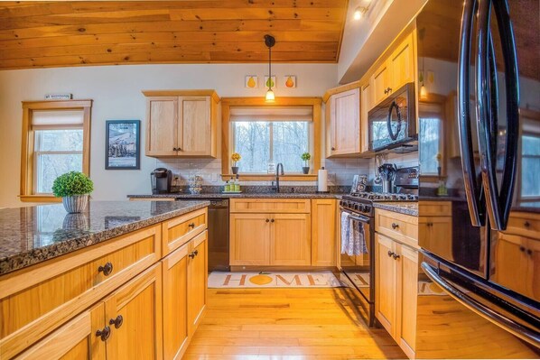 冷蔵庫、電子レンジ、オーブン、コンロ