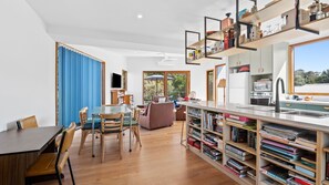 Fridge, microwave, stovetop, dishwasher - Steppy Beach Retro - Wifi & So Close To The Cliff Top Walks (Aireys Inlet)