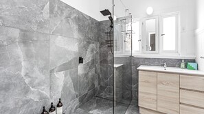 Shower, free toiletries
