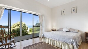 4 bedrooms, iron/ironing board, internet, bed sheets
