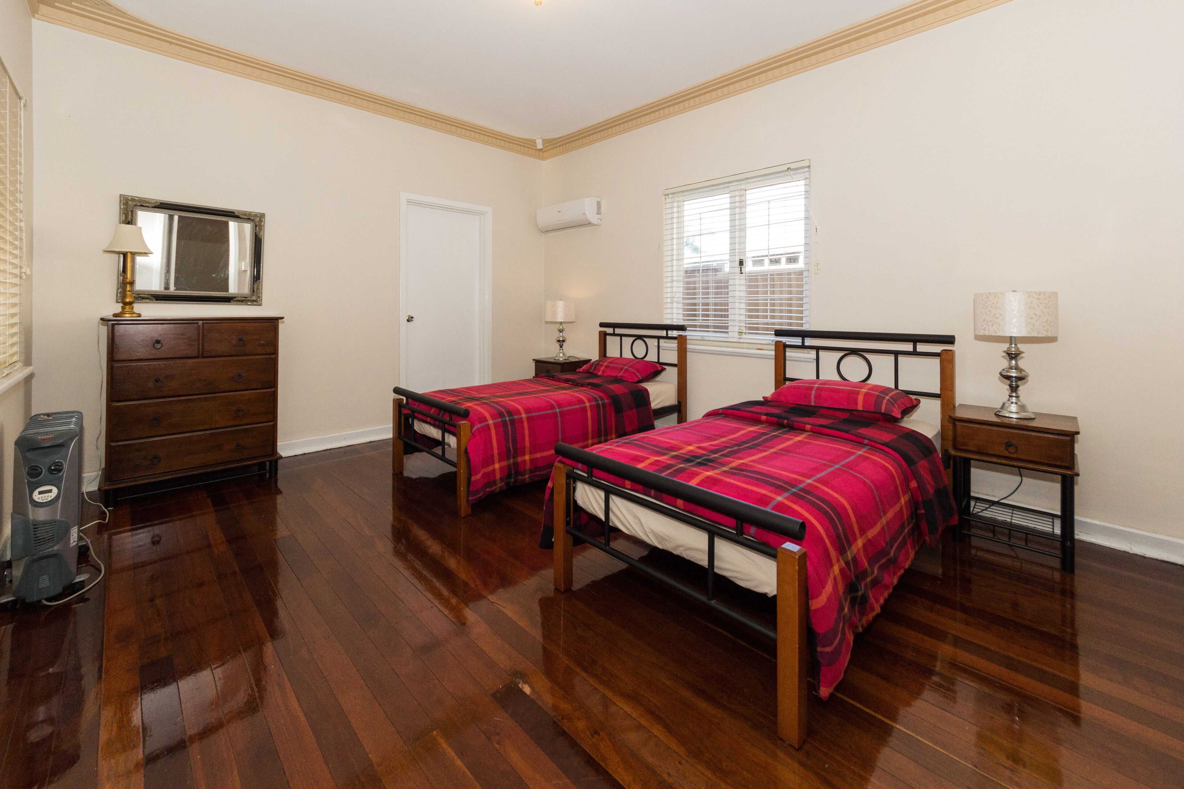 Cosy Lodge Belmont - comfort at value price — image 13