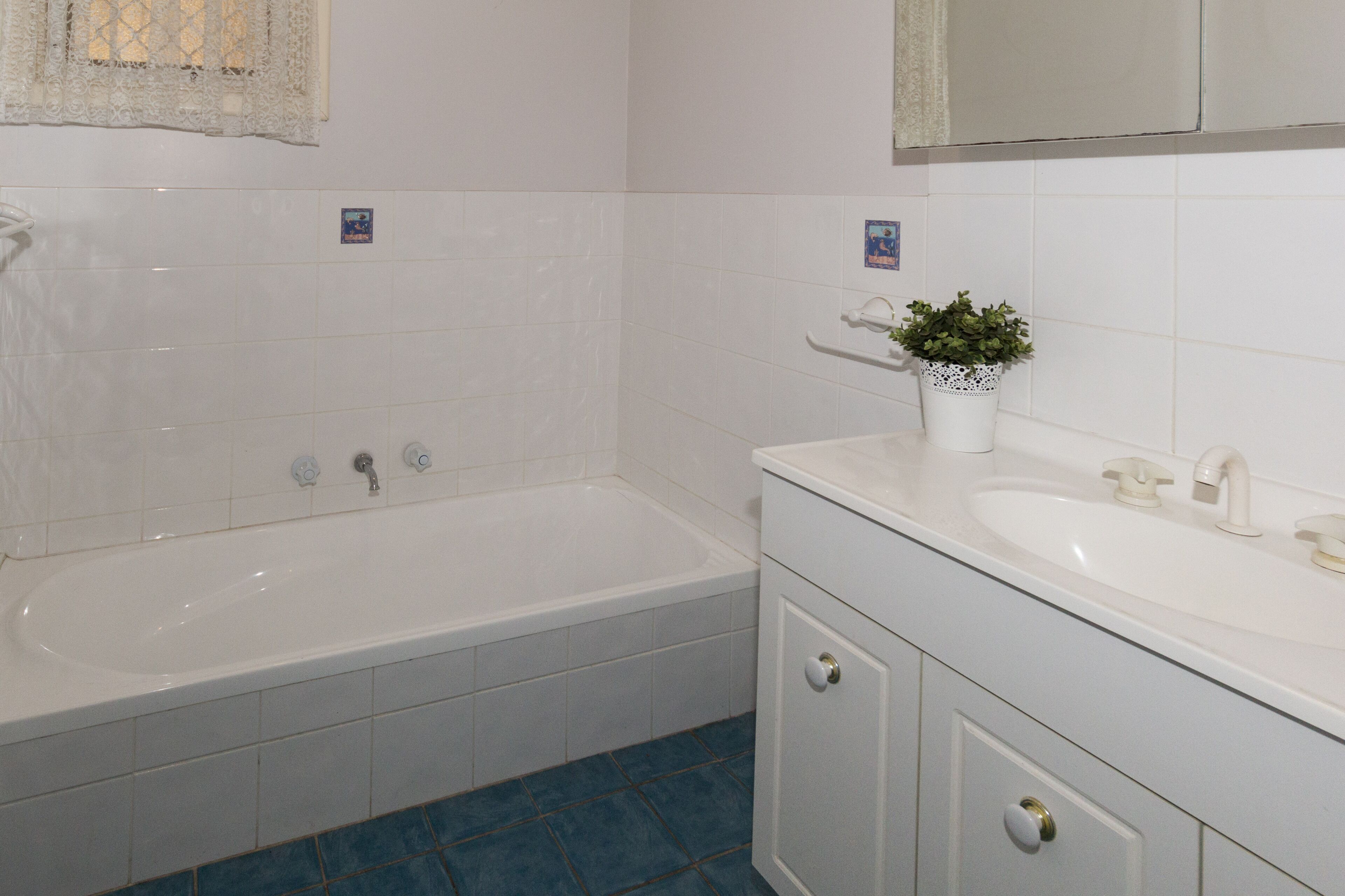 Cosy Lodge Belmont - comfort at value price — image 18