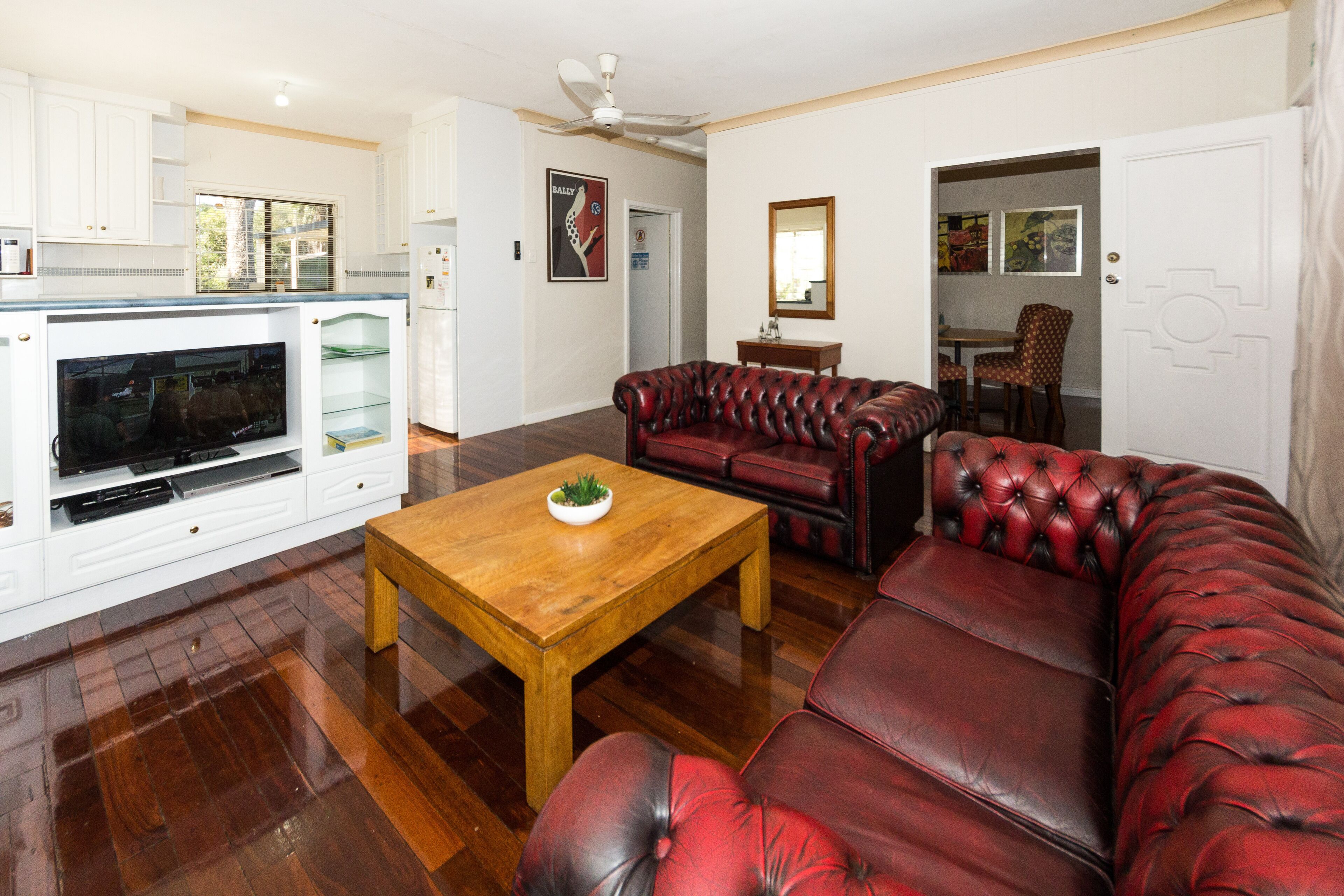 Cosy Lodge Belmont - comfort at value price — image 8