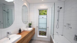 Free toiletries - Vardon - Quaint and full of character (Lorne)