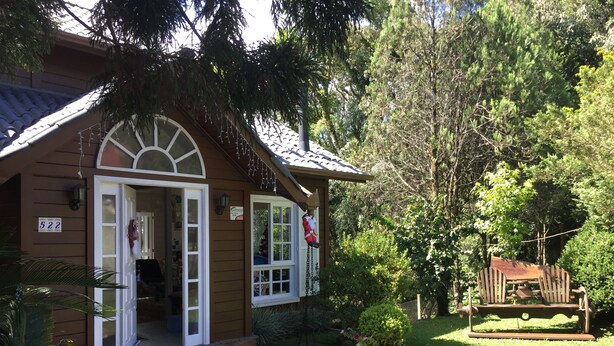 Ein Holshaus mit Veranda, Briefkasten und Hausnummer 522.