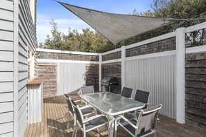Outdoor dining - Sea Loft (Apollo Bay)
