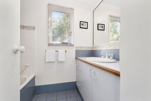 Shower, free toiletries - Sea Loft (Apollo Bay)