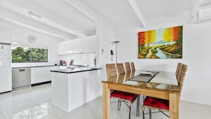 Réfrigérateur, four à micro-ondes, un four, surface de cuisson