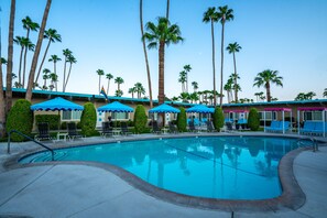 더블룸, 전용 욕실 (Random Hotel  Room) | 야외 수영장 | 야외 수영장, 온수 수영장