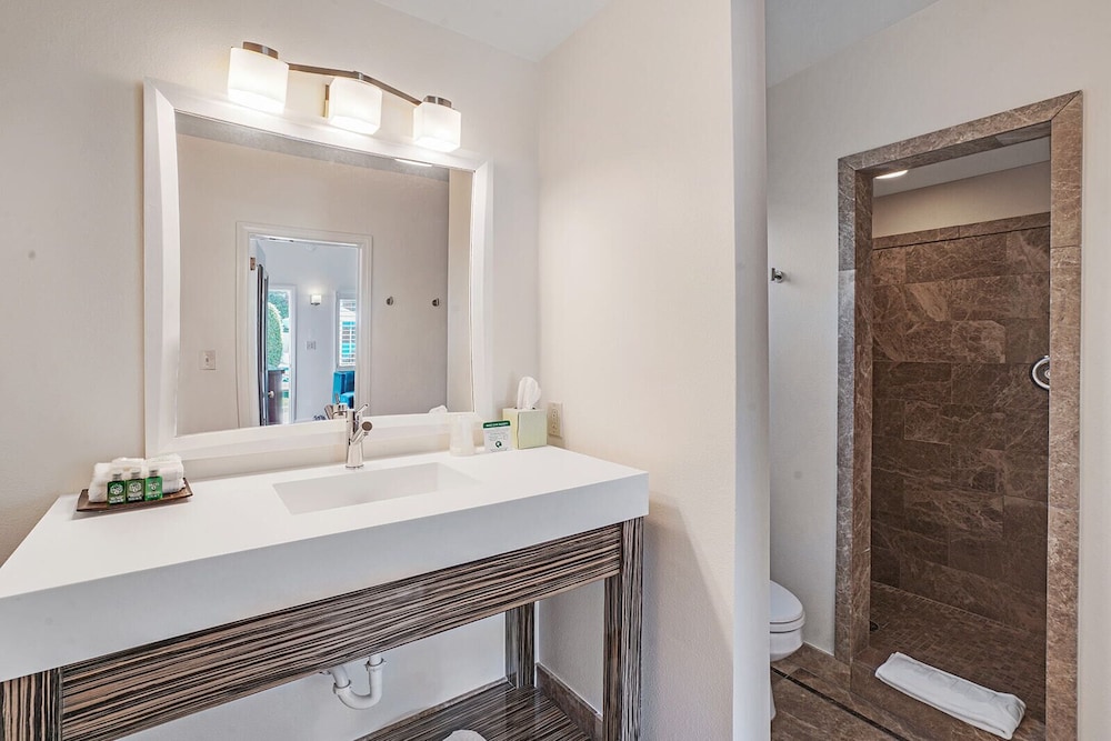 Inndulge Palm Springs by null