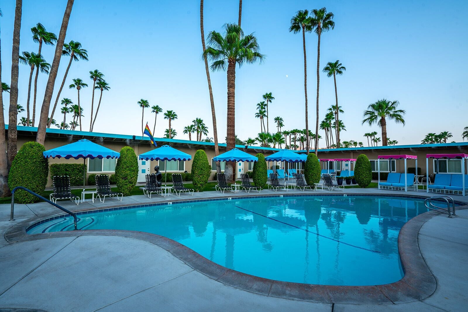 Una piscina al aire libre, una piscina climatizada