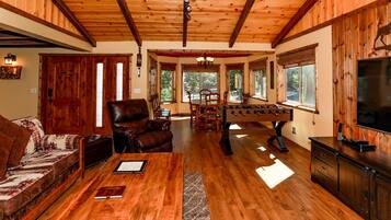 Älytelevisio, takka, DVD-soitin, pöytäjalkapallopöytä