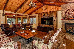 TV connectée, cheminée, lecteur de DVD, baby-foot