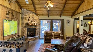 Älytelevisio, takka, DVD-soitin, pöytäjalkapallopöytä