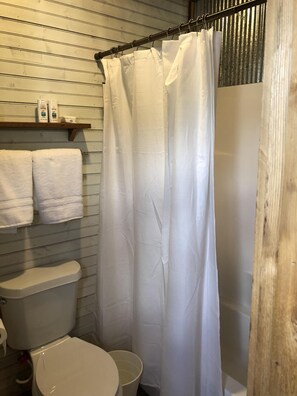 Combined shower/bathtub, hair dryer, towels, soap - Shipping container farmhouse❤️1 pet free, 2nd considered for fee, 7min d’town Mem (Mound City)