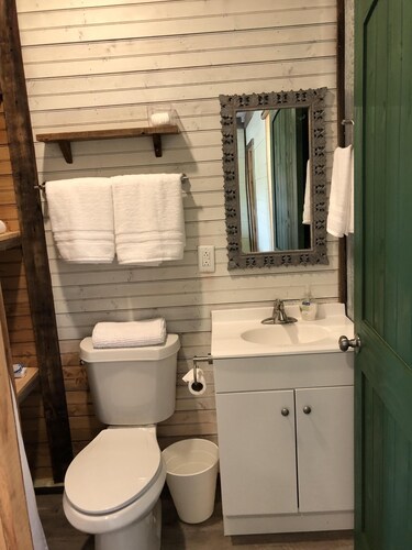 Shipping container farmhouse❤️1 pet free, 2nd considered for fee, 7min d’town Mem
