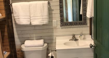 Shipping container farmhouse❤️1 pet free, 2nd considered for fee, 7min d’town Mem