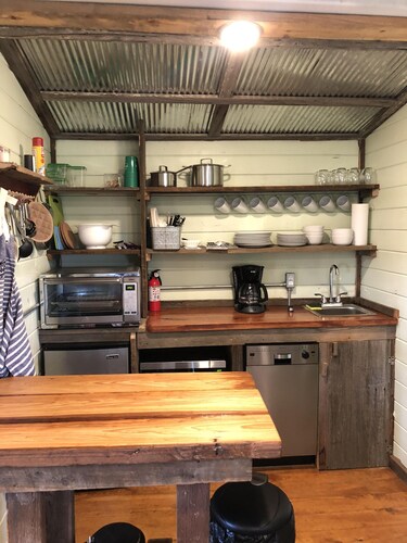 Shipping container farmhouse❤️1 pet free, 2nd considered for fee, 7min d’town Mem