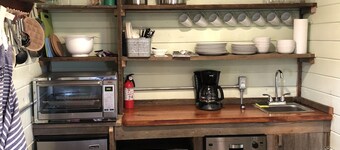 真新しい！ 再生木材の入った輸送用コンテナから作られた魅力的な農家