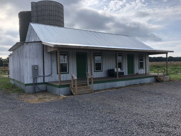Exterior - Shipping container farmhouse❤️1 pet free, 2nd considered for fee, 7min d’town Mem (Mound City)
